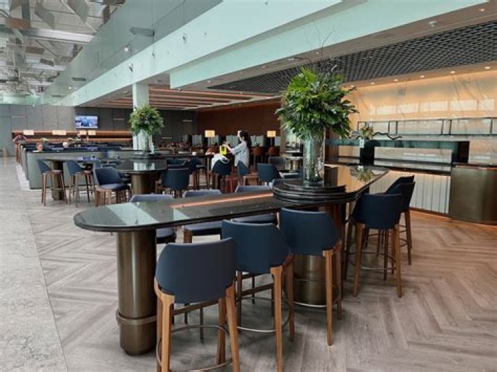 Can I pay to use Singapore Airlines lounge?