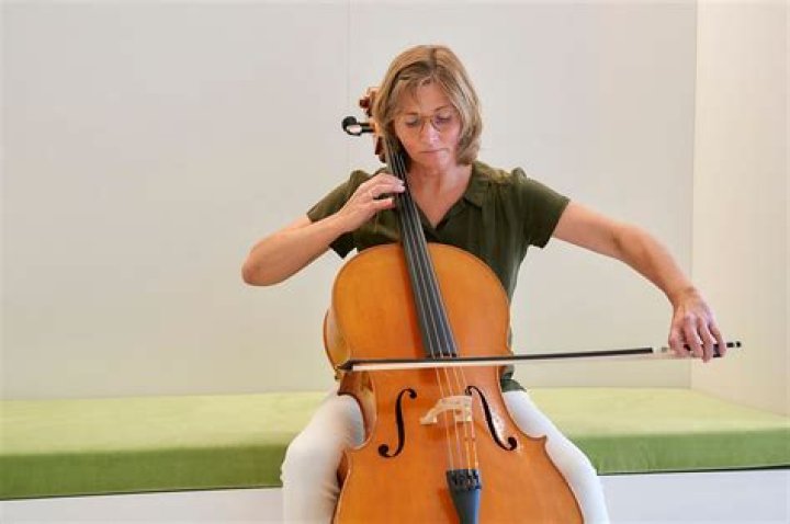 Can left-handed people play cello?