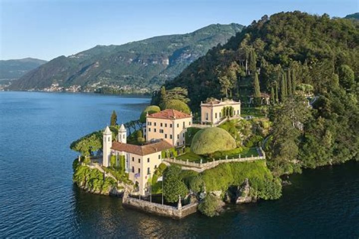 Can you stay at Villa balbianello?