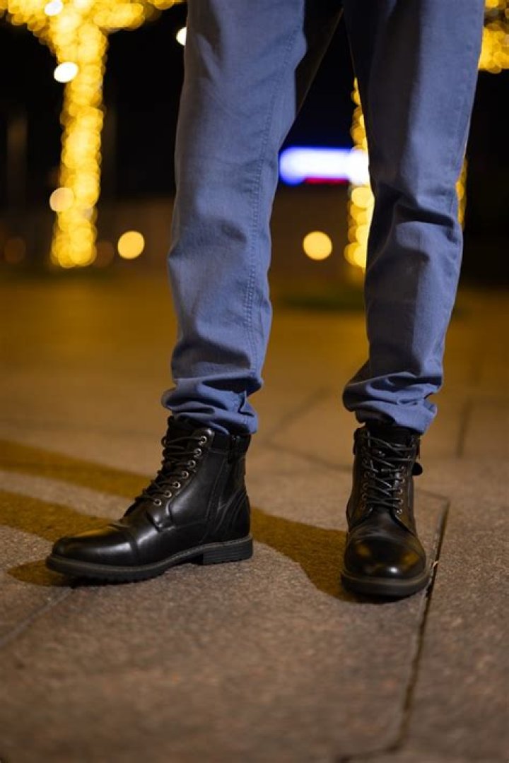 Can you wear jeans with combat boots?