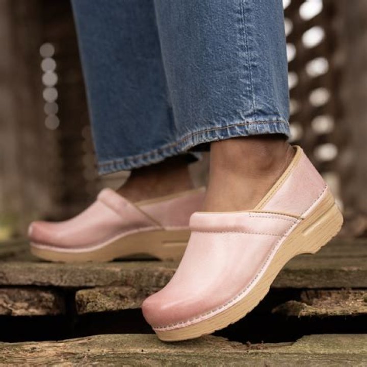 Do Dansko clogs fit wide feet?