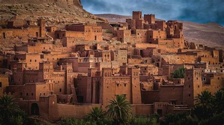 Do people live in Ait Benhaddou?