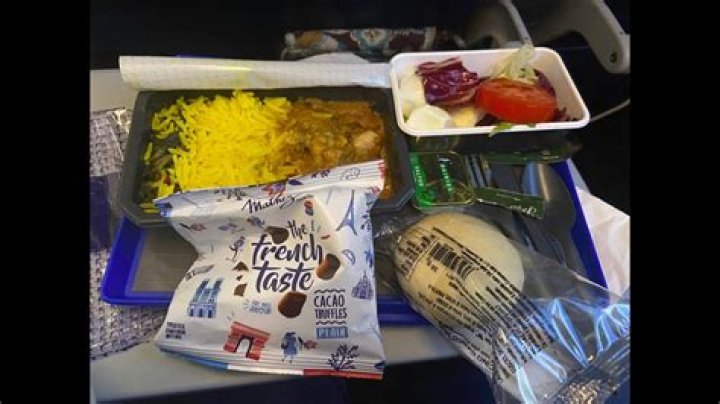 Do United flights to Hawaii serve food?