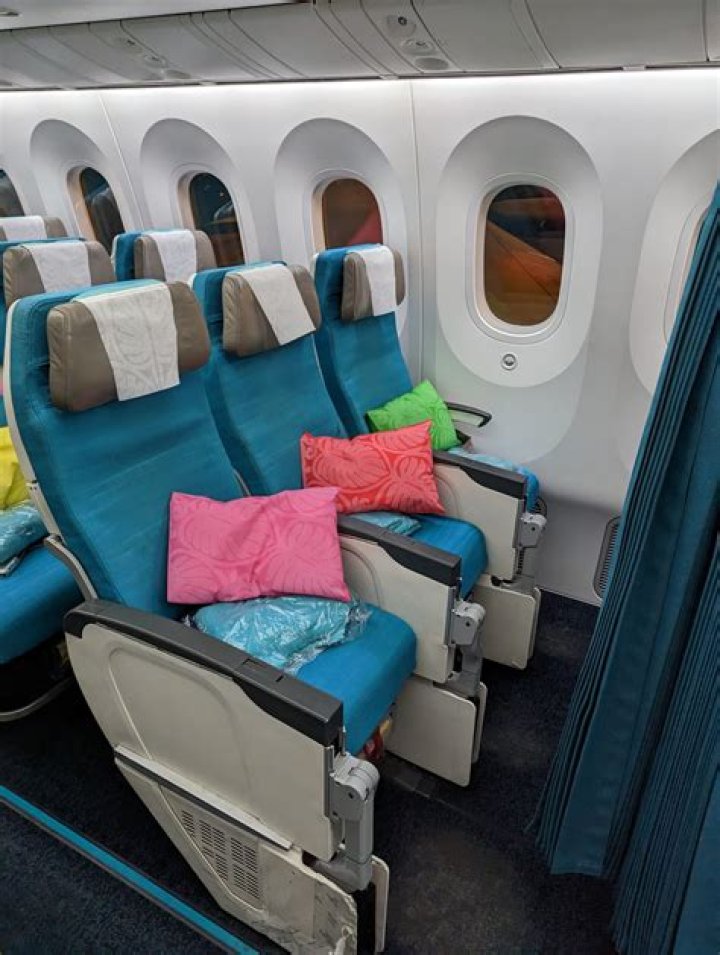 Does Air Tahiti Nui provide blankets?