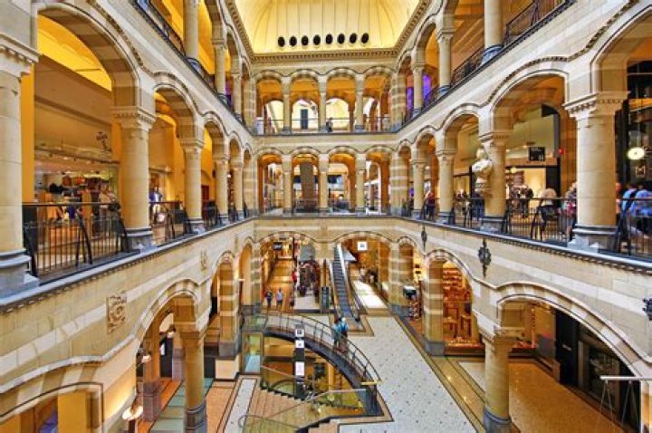 Does Amsterdam have a shopping Centre?