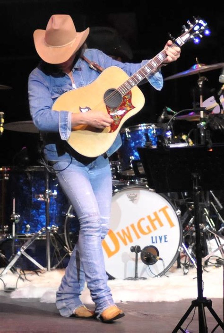 Does Dwight Yoakam have a Bakersfield sound?