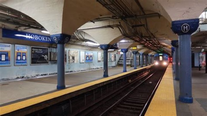 Does Hoboken PATH stop at Newport?