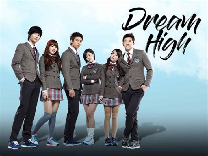 Does Kim Soo Hyun really sing in dream high?