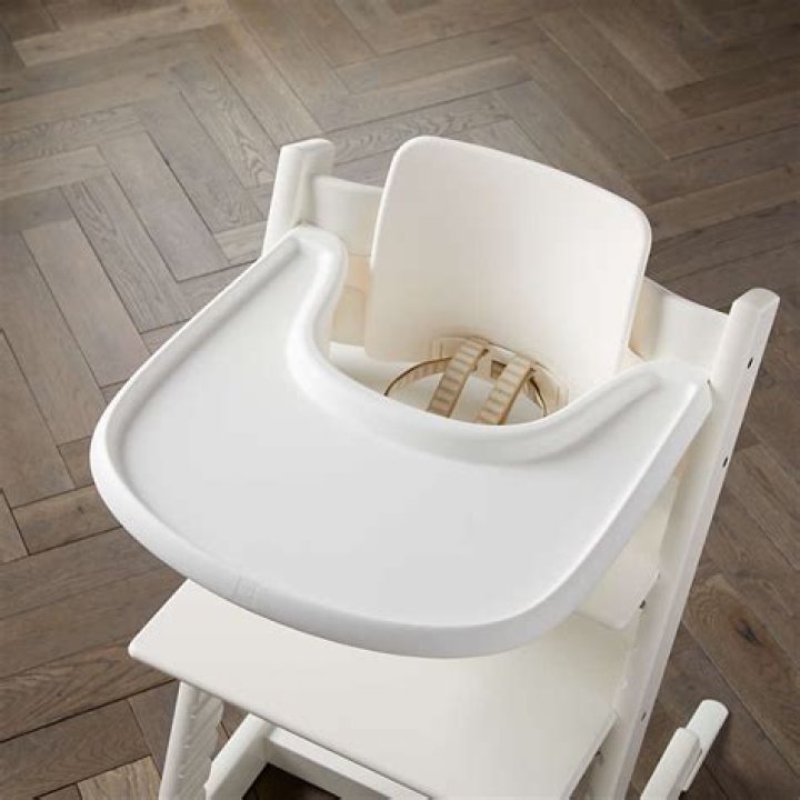 Does Stokke high chair have a tray?