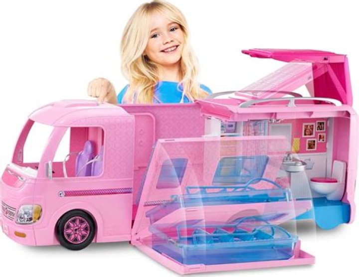 Does the Barbie camper come with dolls?