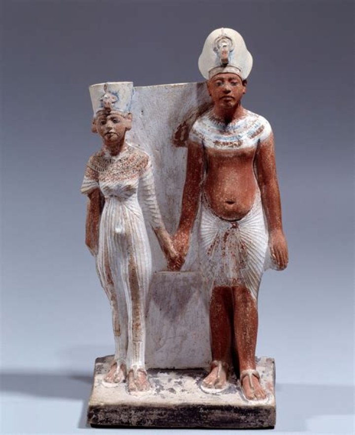 How big is Akhenaten Nefertiti and three daughters?