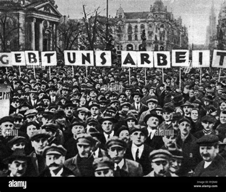 How did the government try to resolve the economic crisis in the 1930s?