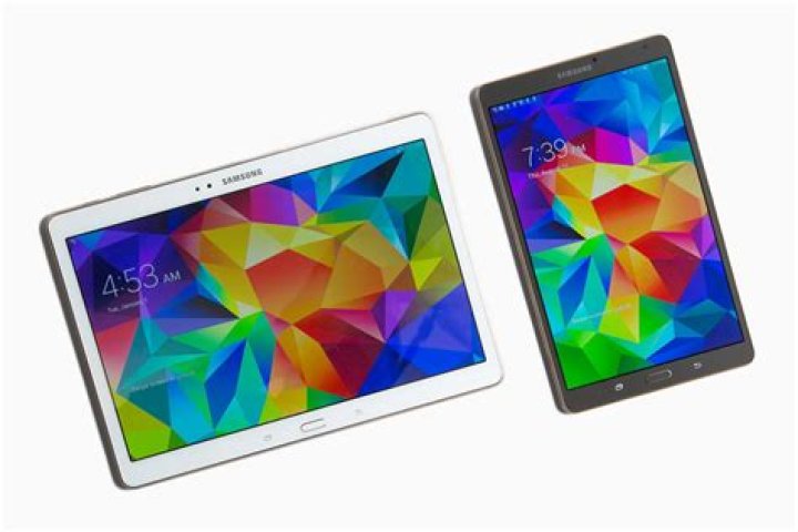 How do I download wallpaper to my Samsung tablet?