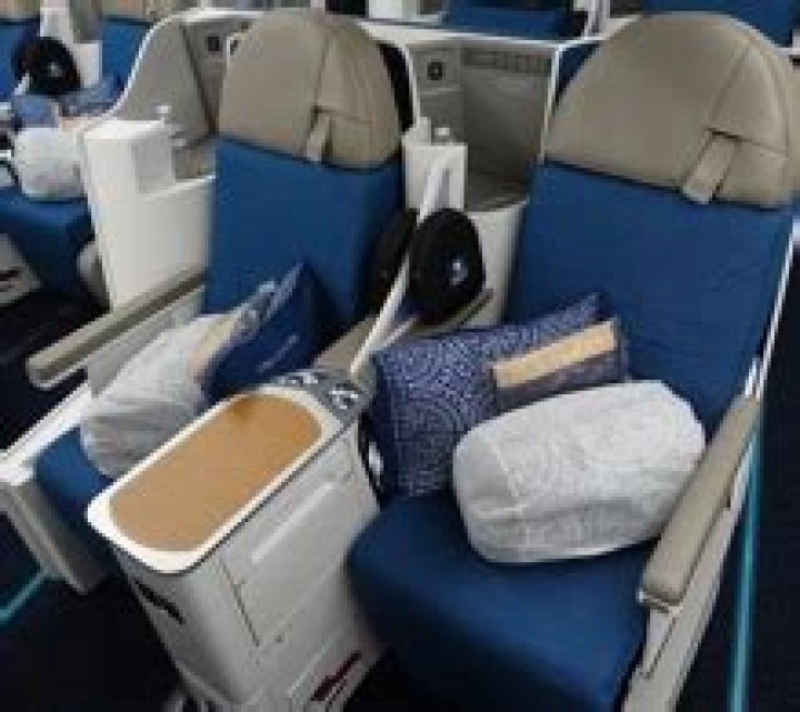 How do I upgrade my seat on Air Tahiti?