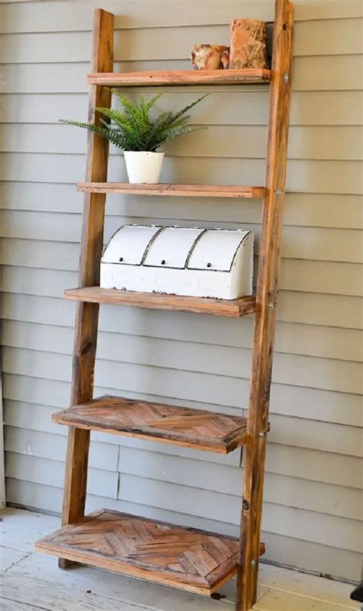 How do leaning shelves work?