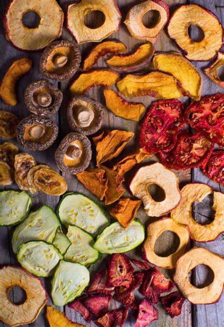 How do you dehydrate apples and bananas?