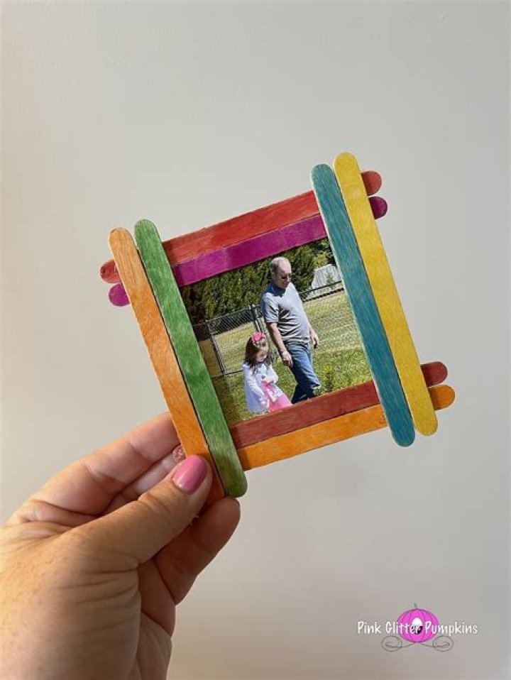 How do you make a picture frame out of popsicle sticks?