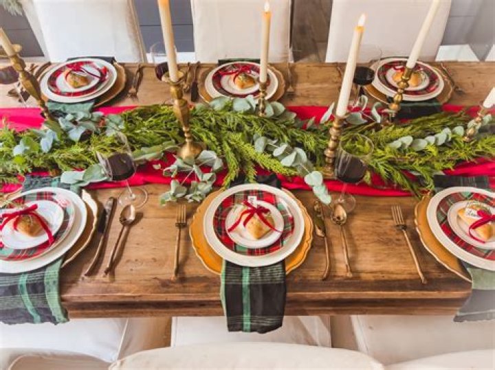 How do you set a Christmas table for Santa Claus?