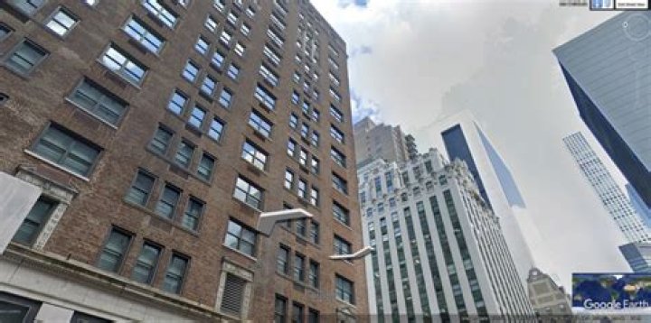 How do you zoom in on Google Earth Street View?