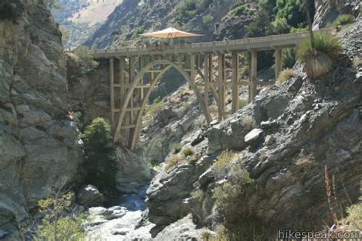 How hard is the hike to the bridge to nowhere?