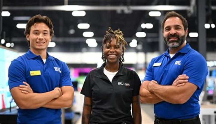How many employees does Best Buy have 2020?