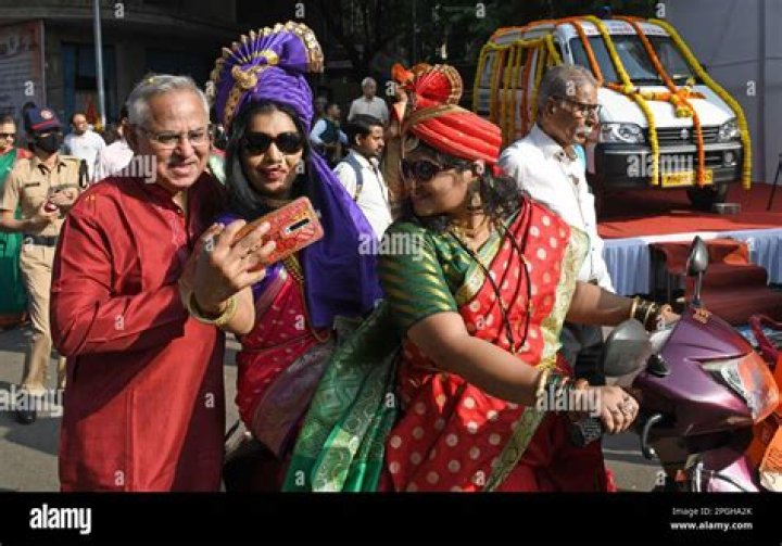 How many Maharashtrians are there in Mumbai?