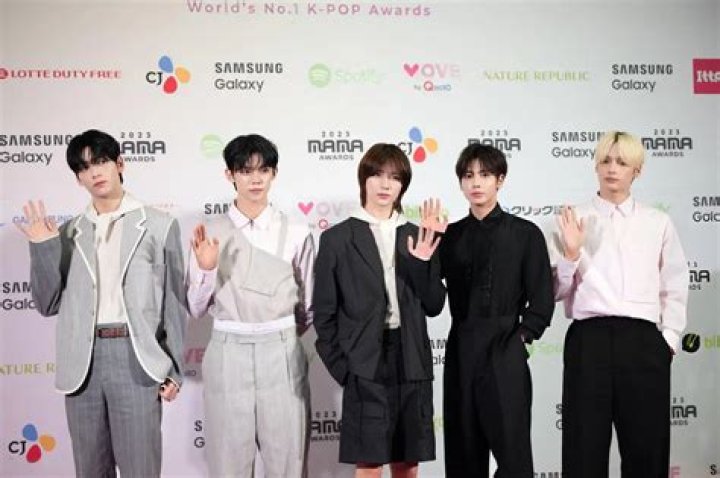 How many members are there in Ikon?