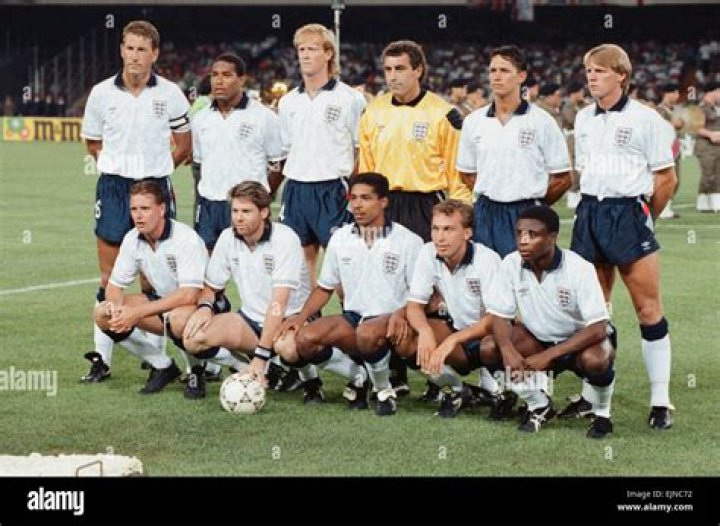 How many players were in the 1990 World Cup final squad?
