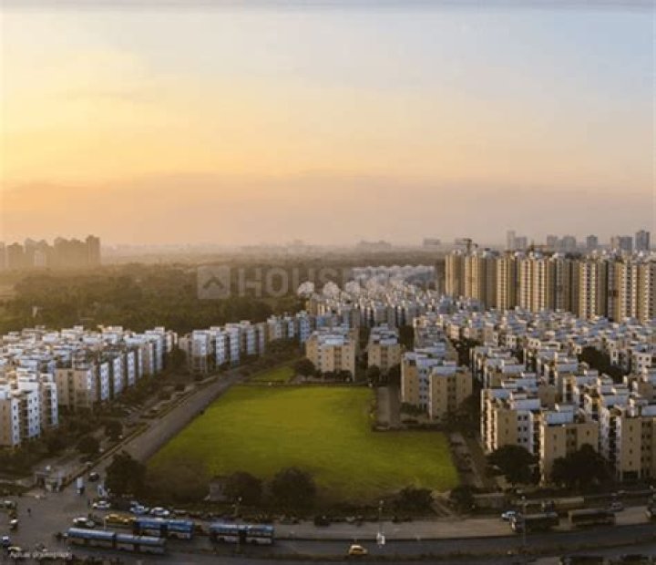 How many units are there in Shapoorji Pallonji houshing complex in Rajarhat?