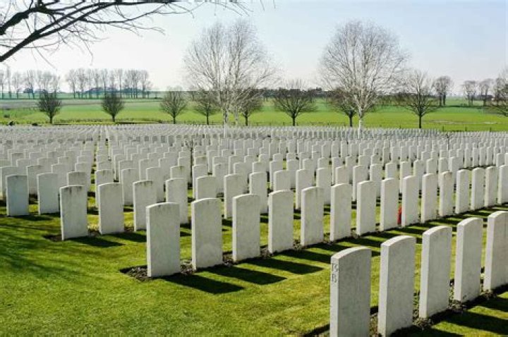 How many war graves are there in Ypres?