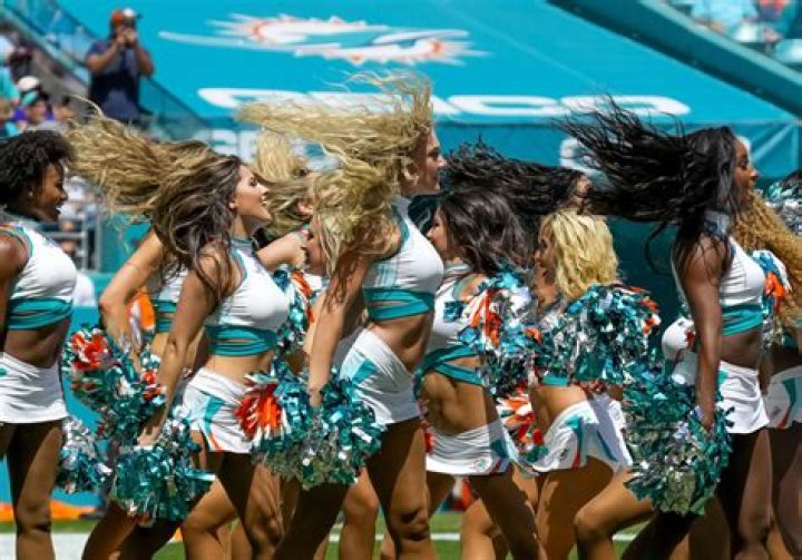 How much do NFL cheerleaders get laid?