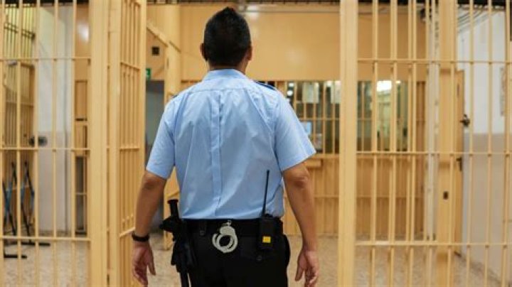 How much do prison guards make in Philadelphia?