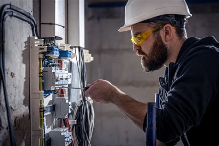 How much does an apprentice electrician make in Ontario?