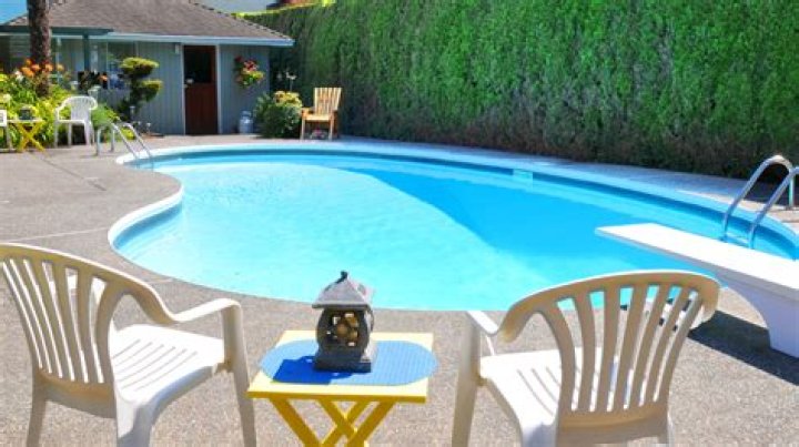 How much does it cost to refurbish a pool table?