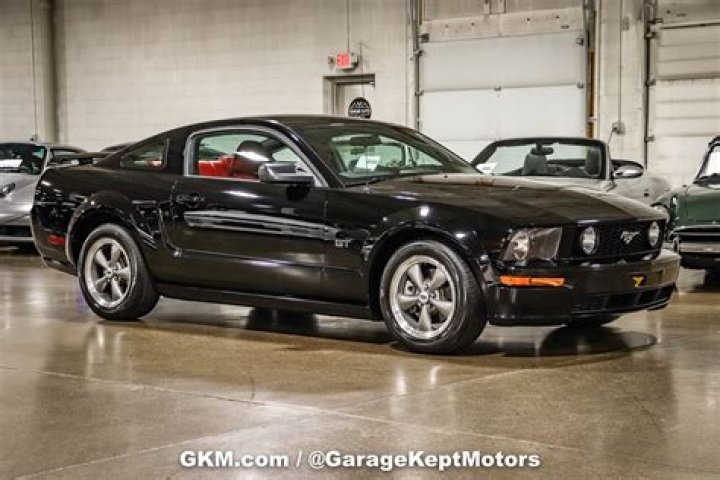 How much horsepower does a 2005 Mustang GT V8 have?