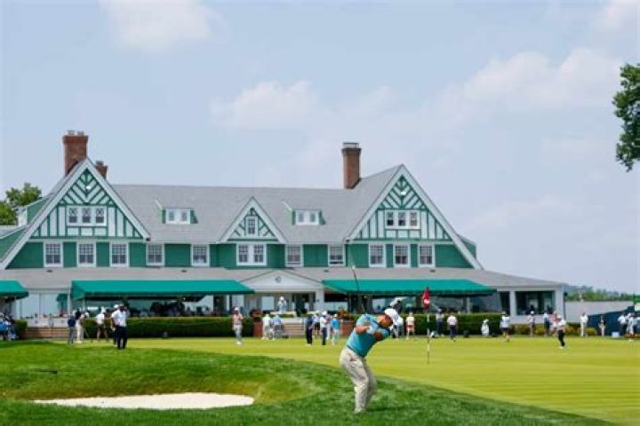 How much is a membership at Oakmont Country Club?