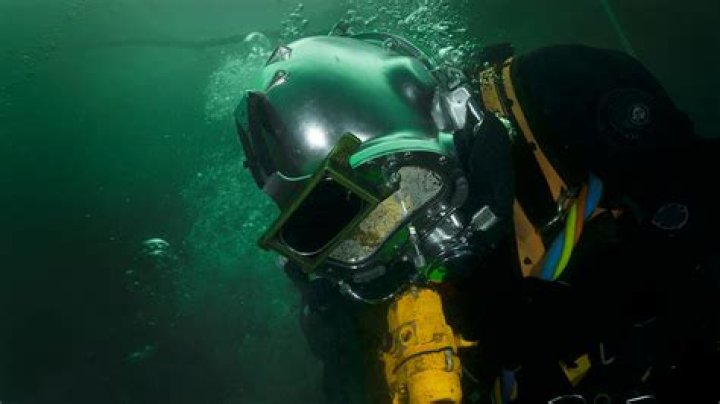How much money does a saturation diver make?