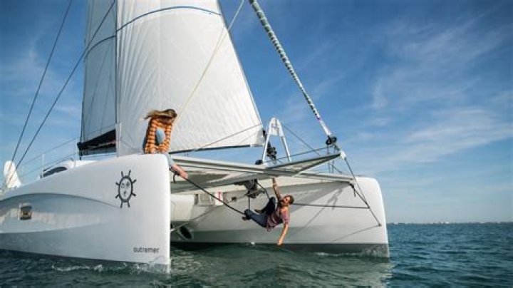 How old are Riley and elayna from Sailing La Vagabonde?
