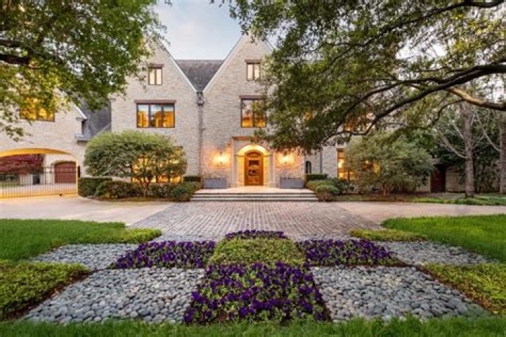 Is Preston Hollow a good neighborhood?