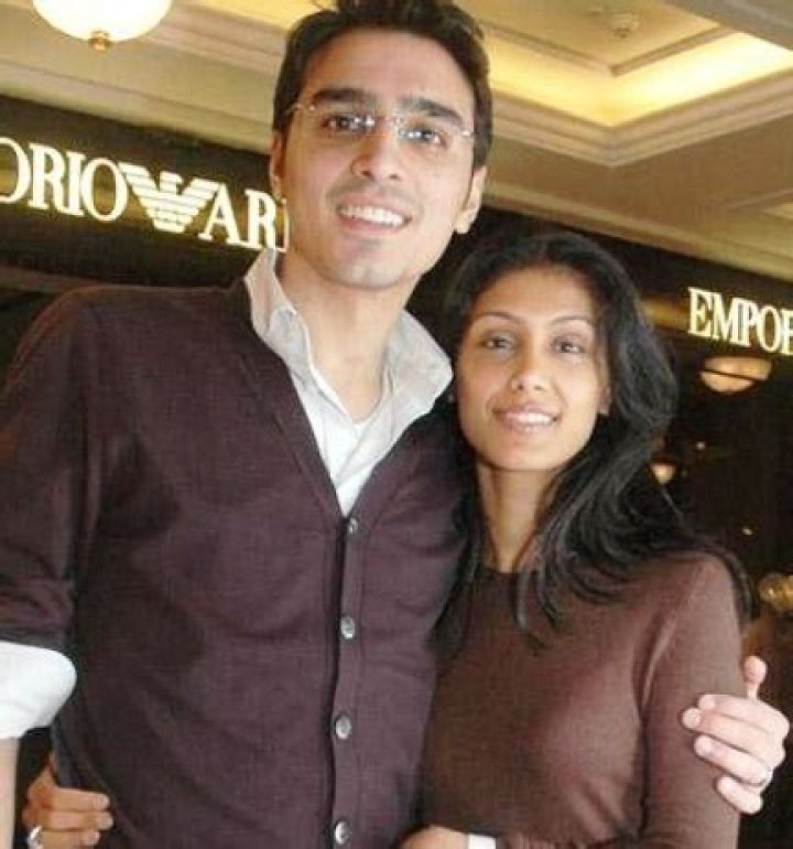 Is Roshni Nadar Malhotra married?
