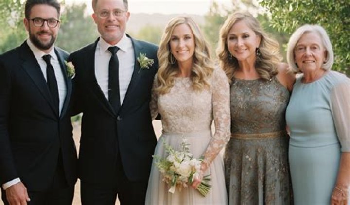 Should mother of bride and groom wear same color?