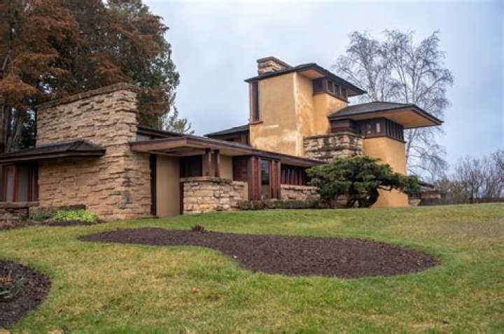 Was Frank Lloyd Wright part of Arts and Crafts movement?