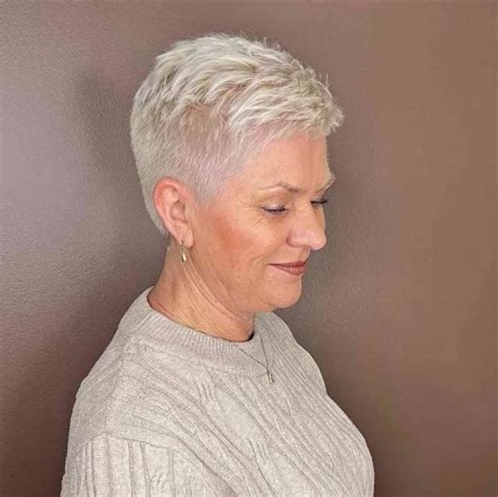 What are some good short hairstyles for women?