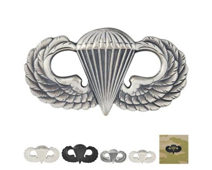 What are the requirements for master parachutist badge?