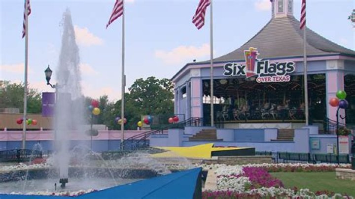 What are the Six Flags Over Texas hours?