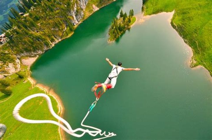 What are the two types of bungee jumping?