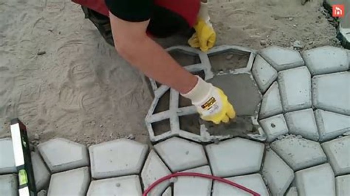 What can I use as a mold for stepping stones?