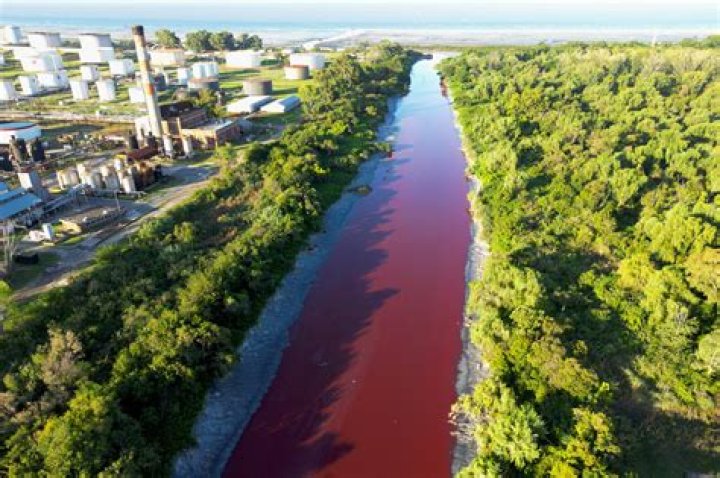 What causes rivers to turn red?