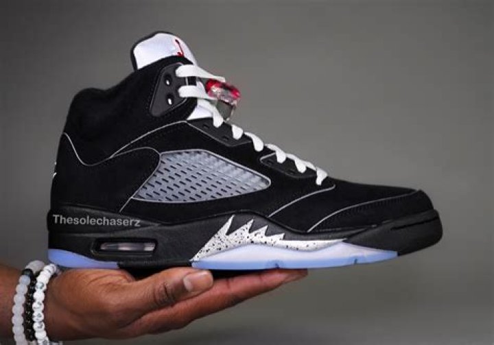 What does a J5 do?