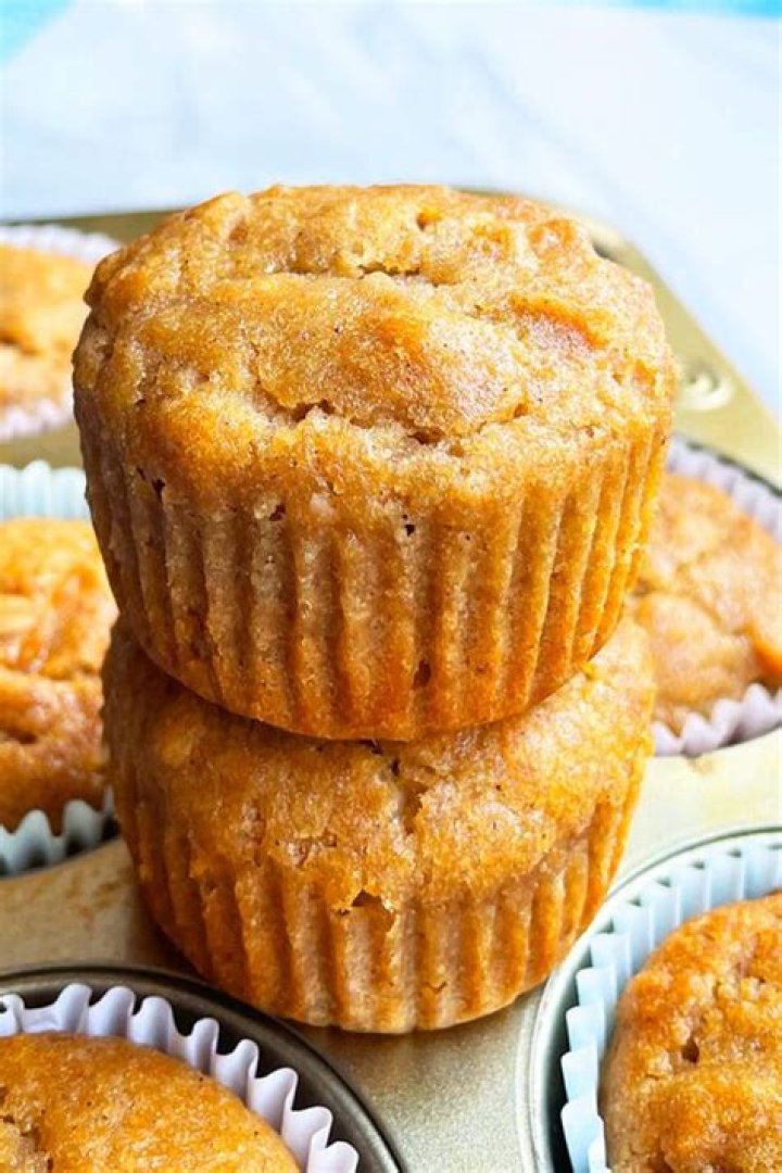 What does adding applesauce to muffins do?